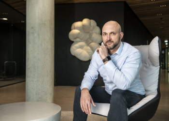 Karel Tušek discusses venture capital essentials for startup success at USTechTimes, focusing on team dynamics, founder qualities, technology readiness, and market timing.